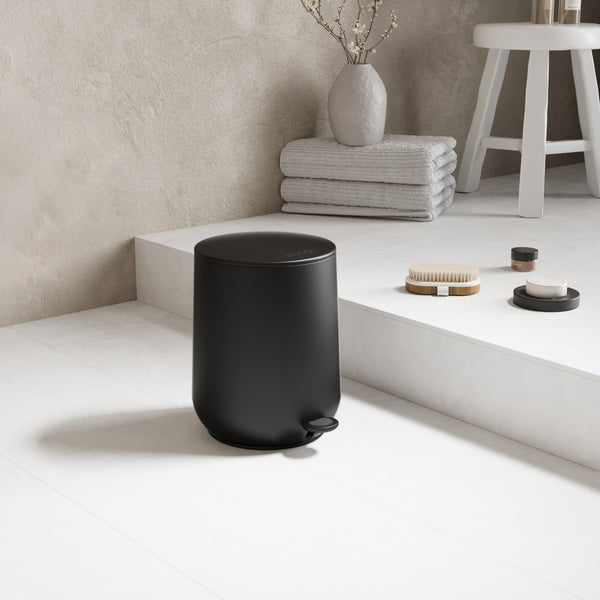 Prullenbak met badkamer accessoires kam en zeep