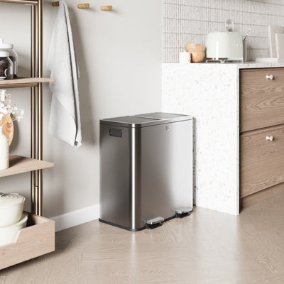 Chroom kleurige pedaalemmer van 60 liter in keuken